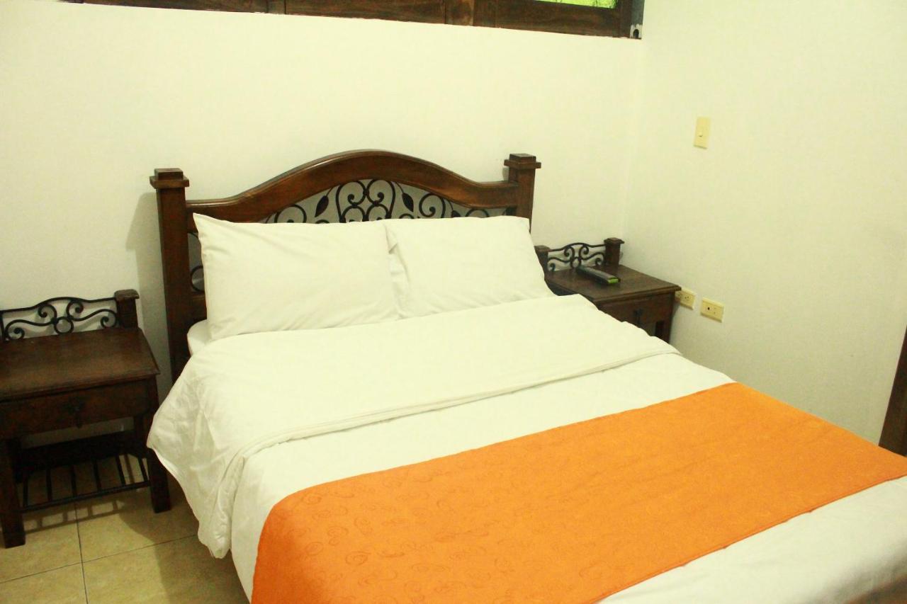 Hotel Colonial 马尼萨莱斯 外观 照片