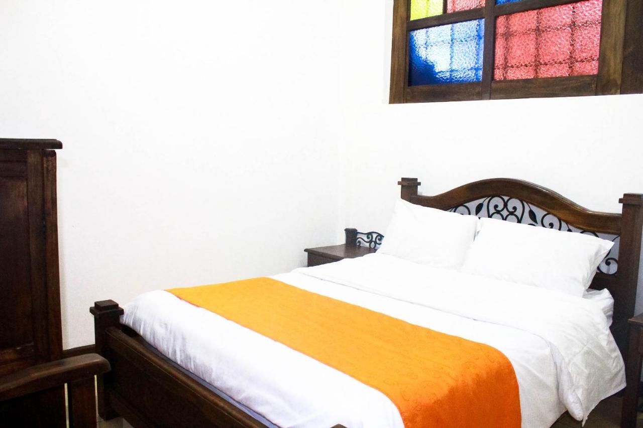 Hotel Colonial 马尼萨莱斯 外观 照片